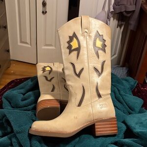 FRYE AND CO. Cream and Brown Heeled Boots
